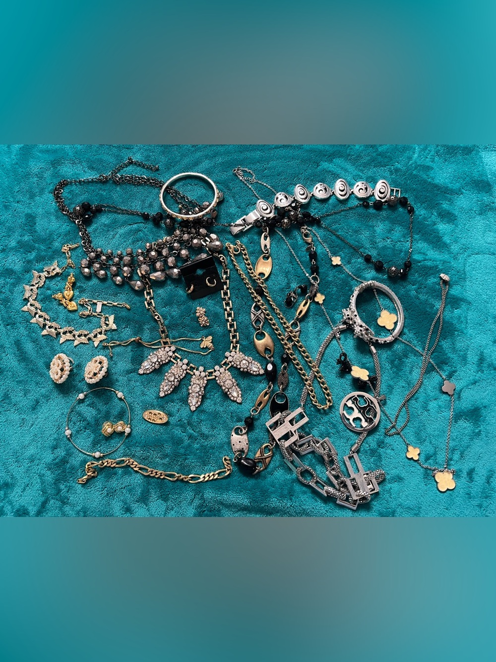 Jewelry Lot Necklaces Bracelets Earrings Pins Vintage Silver & Gold Tone